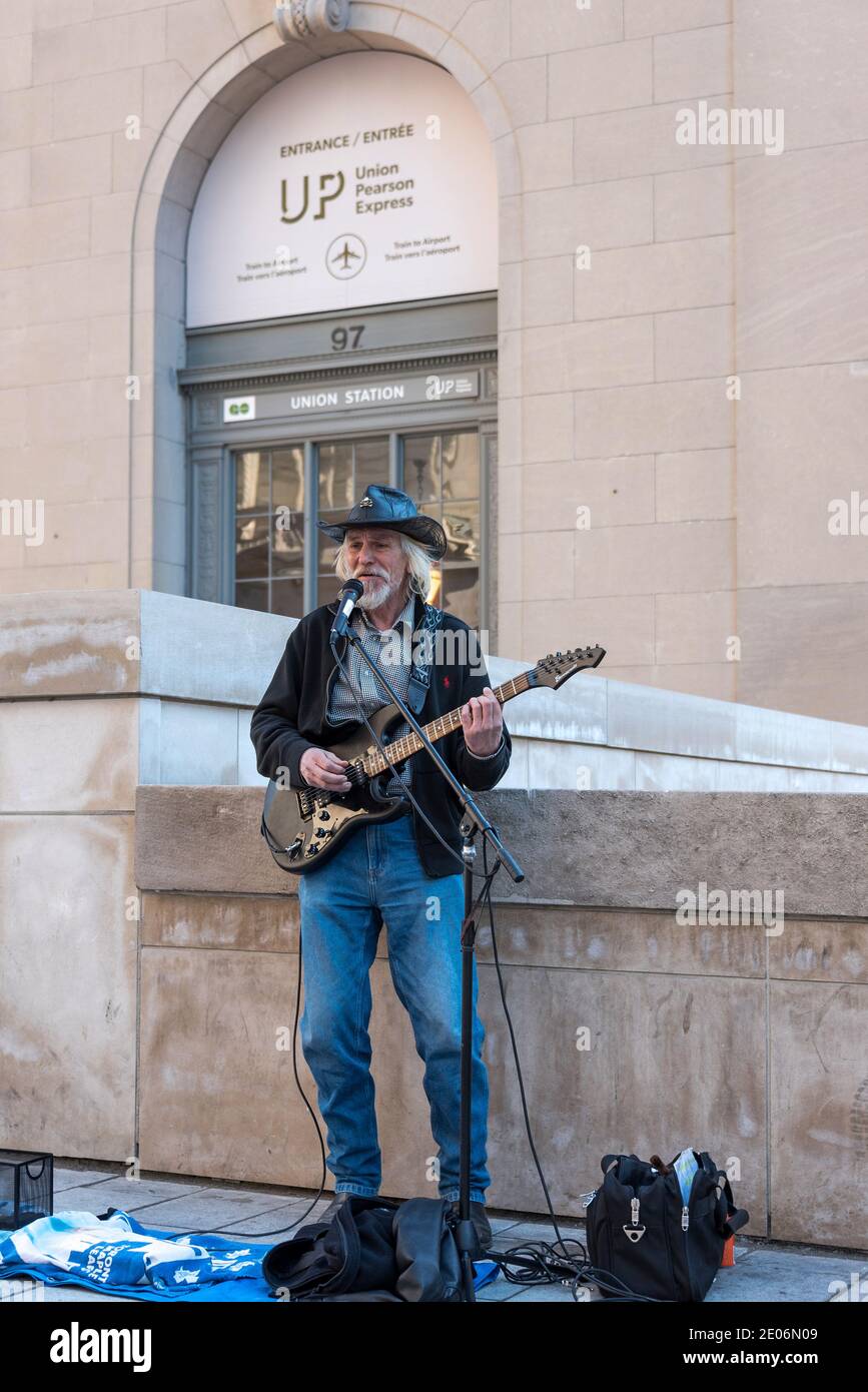 Artista di strada che suona la chitarra da Union Station a Toronto, Canada Foto Stock