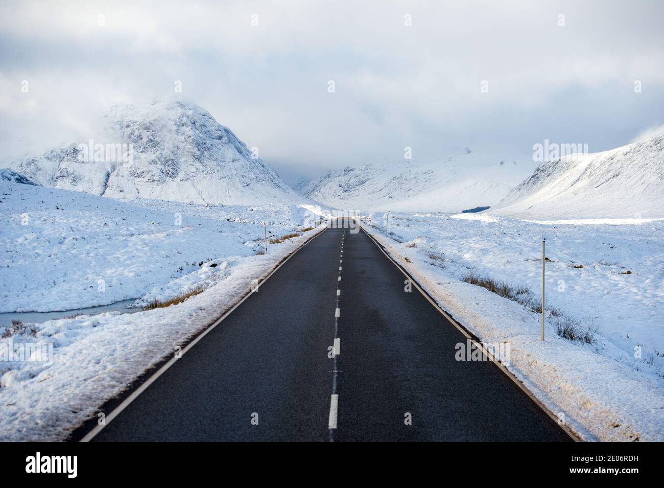 Glencoe, Scozia, Regno Unito. 30 dicembre 2020. Nella foto: Avvertimento giallo Meteo per la neve. Panoramica Glencoe visto con la copertura da neve. Temperature di congelamento e previsioni più neve. Credit: Colin Fisher/Alamy Live News Foto Stock