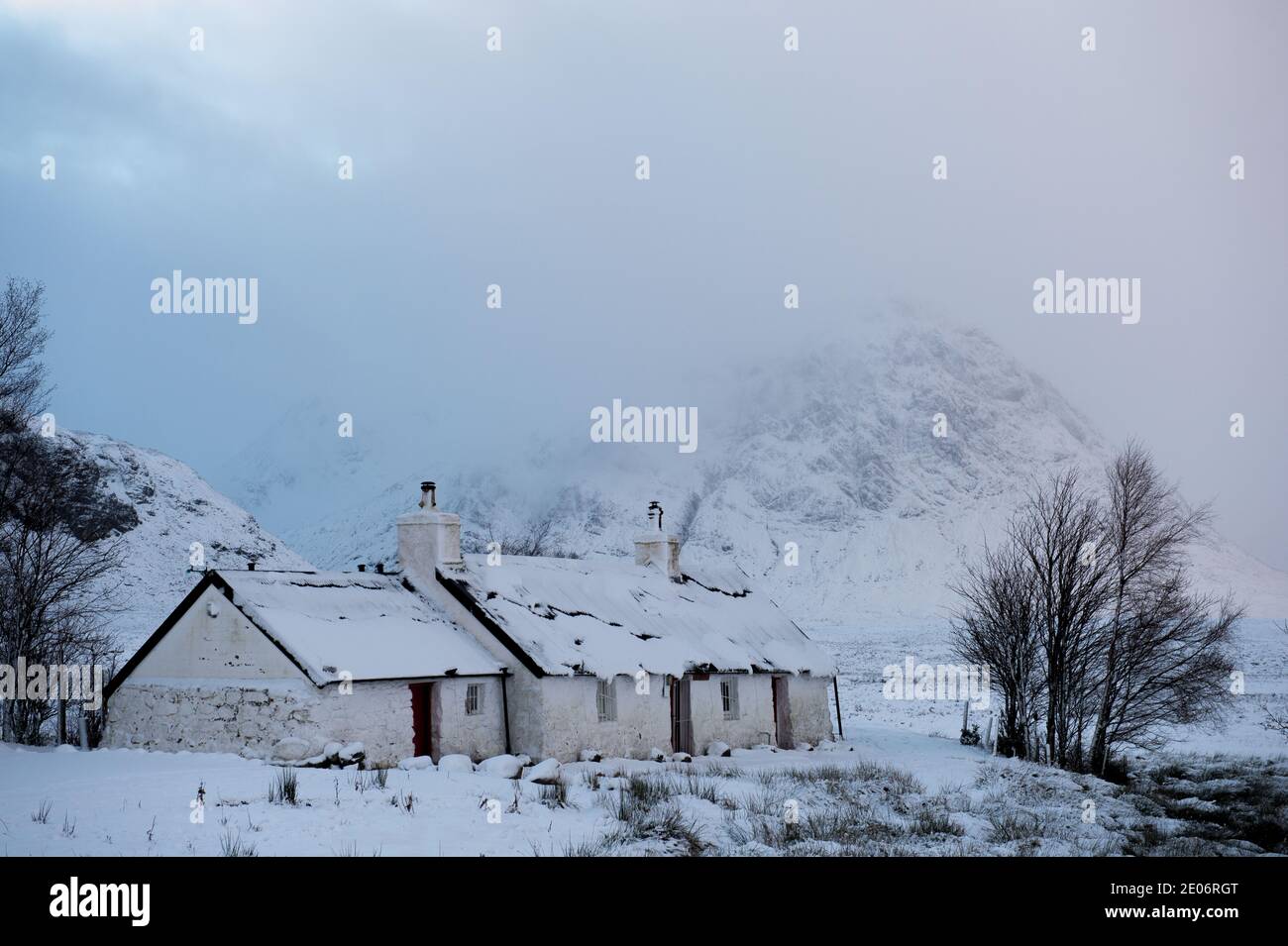 Glencoe, Scozia, Regno Unito. 30 dicembre 2020. Nella foto: Avvertimento giallo Meteo per la neve. Panoramica Glencoe visto con la copertura da neve. Temperature di congelamento e previsioni più neve. Credit: Colin Fisher/Alamy Live News Foto Stock