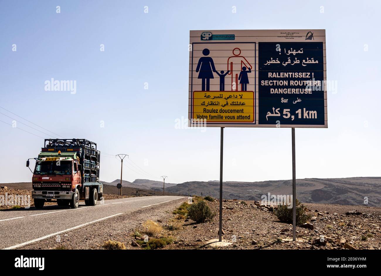 Anti-atlante, Marocco. 25 Feb, 2020.Truck su una strada nel deserto. Segnale stradale che incoraggia la guida sicura nel deserto il 25 febbraio 2020 in Anti-Atlas Foto Stock