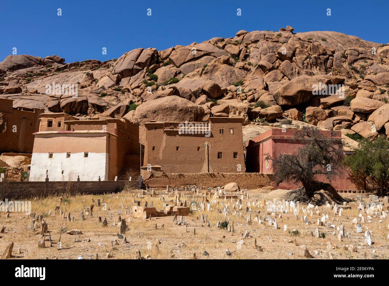 Anti-atlante, Marocco. 28 Feb 2020. Cimitero di fronte a case di fango ai piedi di grandi rocce il 28 febbraio 2020 a Tafraoute Anti-Atlas, Marocco. Foto Stock