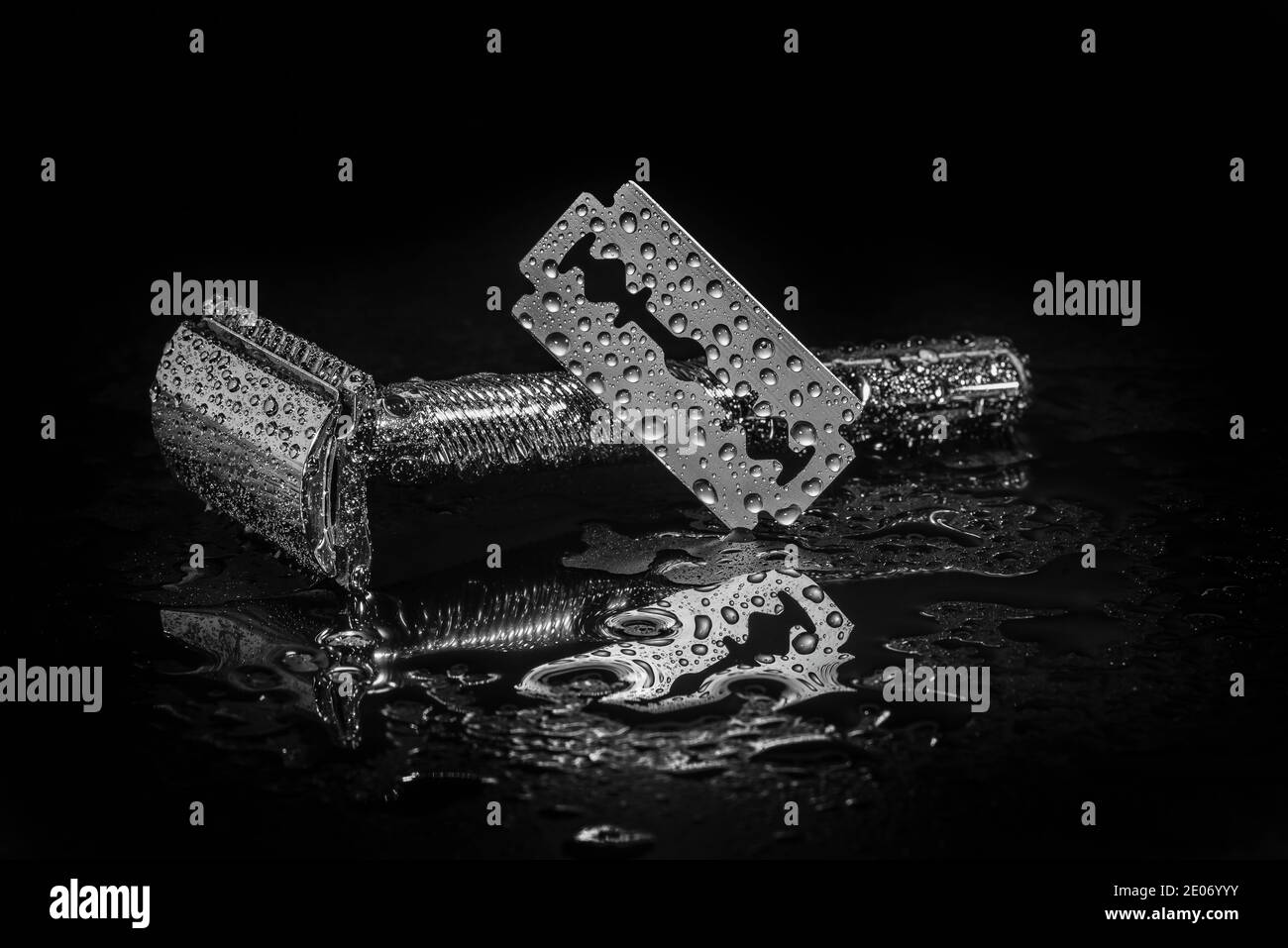 Un rasoio classico con un rasoio di sicurezza sullo sfondo, un rasoio vintage Foto Stock