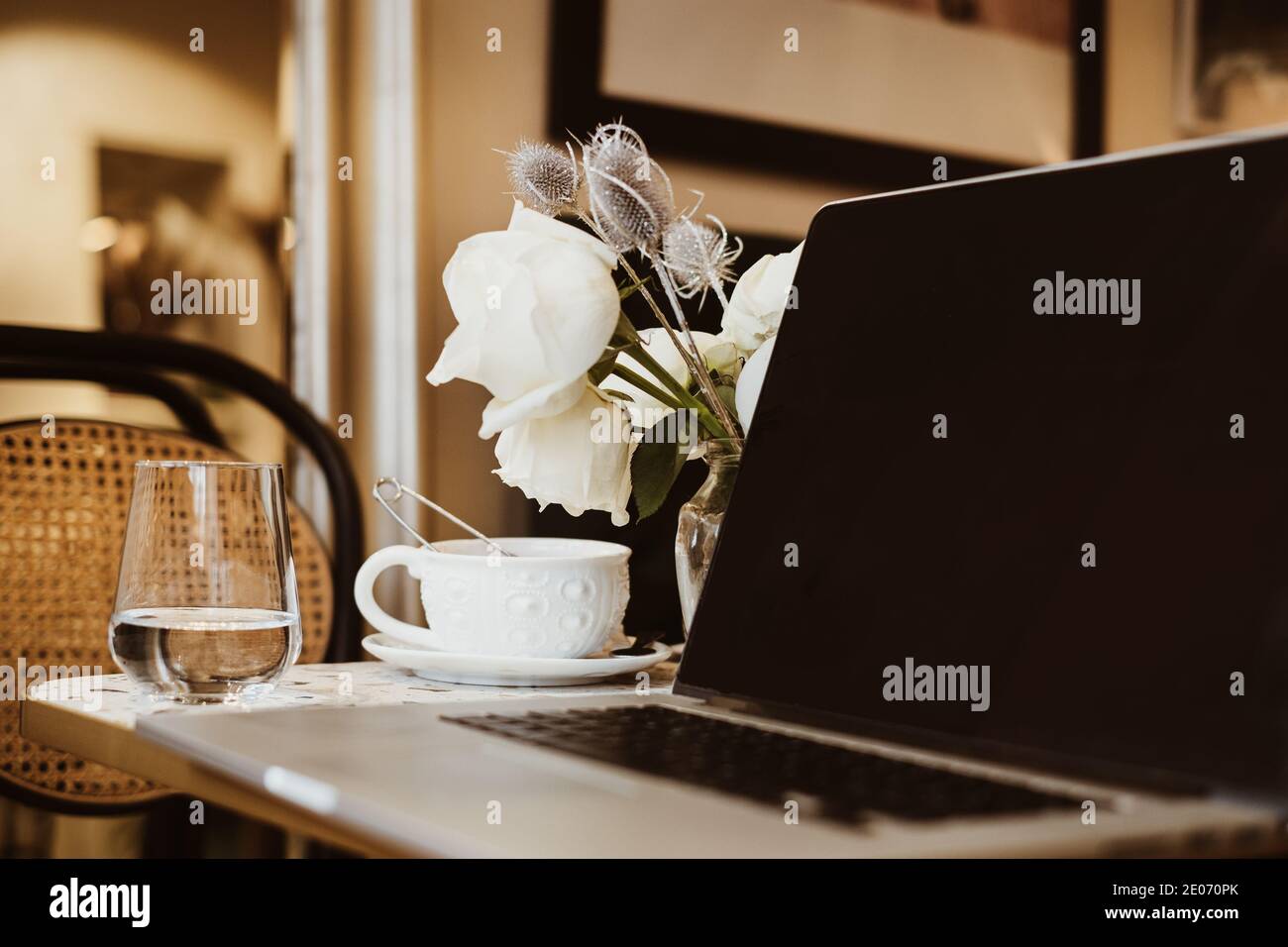 Il laptop della tazza del tè nel caffè le immagini di stile vintage dell'effetto Foto Stock
