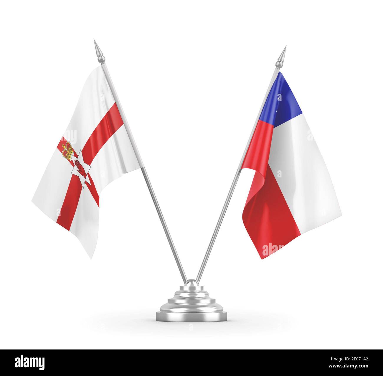 Bandiere da tavolo del Cile e dell'Irlanda del Nord isolate su sfondo bianco Rendering 3D Foto Stock