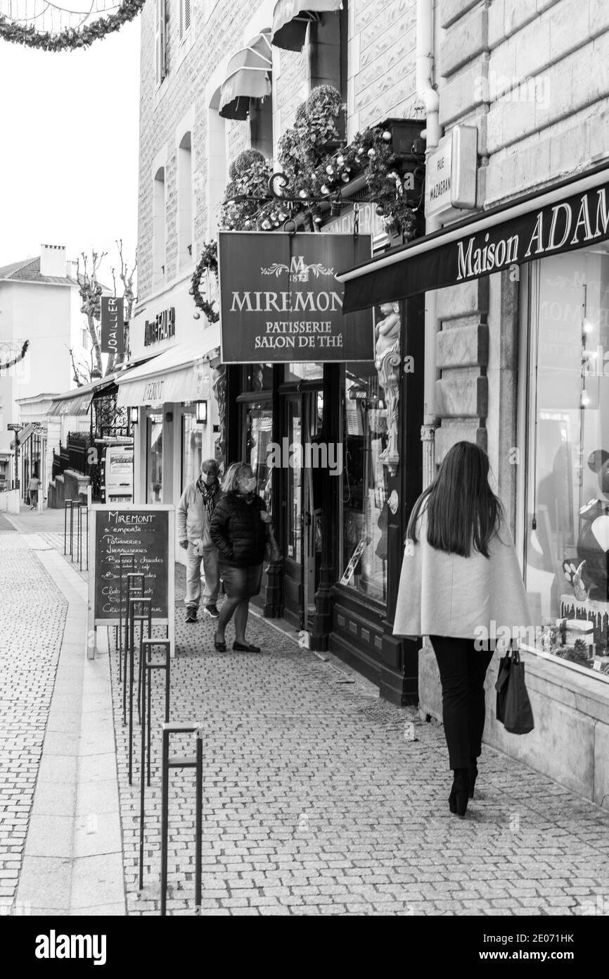 Elegante donna e due anziani vetrina shopping a Natale a Biarritz, Francia Foto Stock