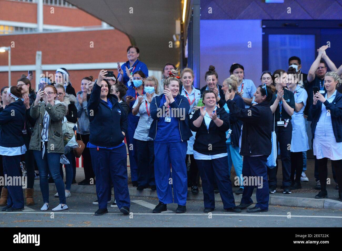 I lavoratori del servizio di emergenza da Leicester si riuniscono all'infermeria reale di Leicester Applaudire il personale dell'NHS durante il clap per gli accompagnatori Foto Stock
