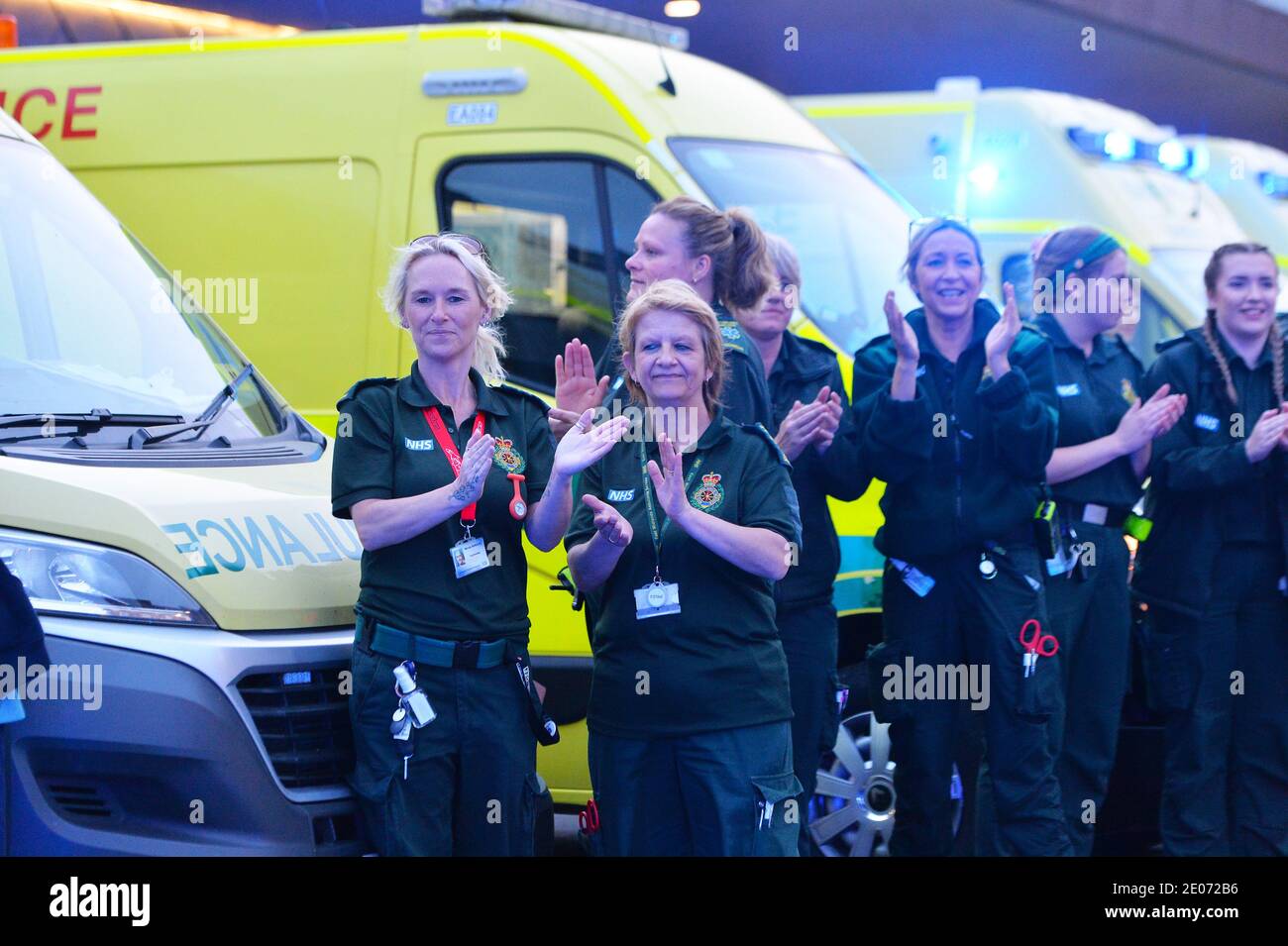 I lavoratori del servizio di emergenza da Leicester si riuniscono all'infermeria reale di Leicester Applaudire il personale dell'NHS durante il clap per gli accompagnatori Foto Stock