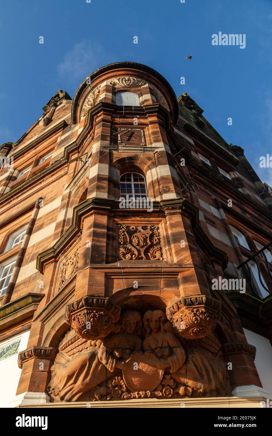 La facciata ornata dell'Old Port Building in Burntisland High Street, che ha tre meridiane, Fife, Scozia. Foto Stock