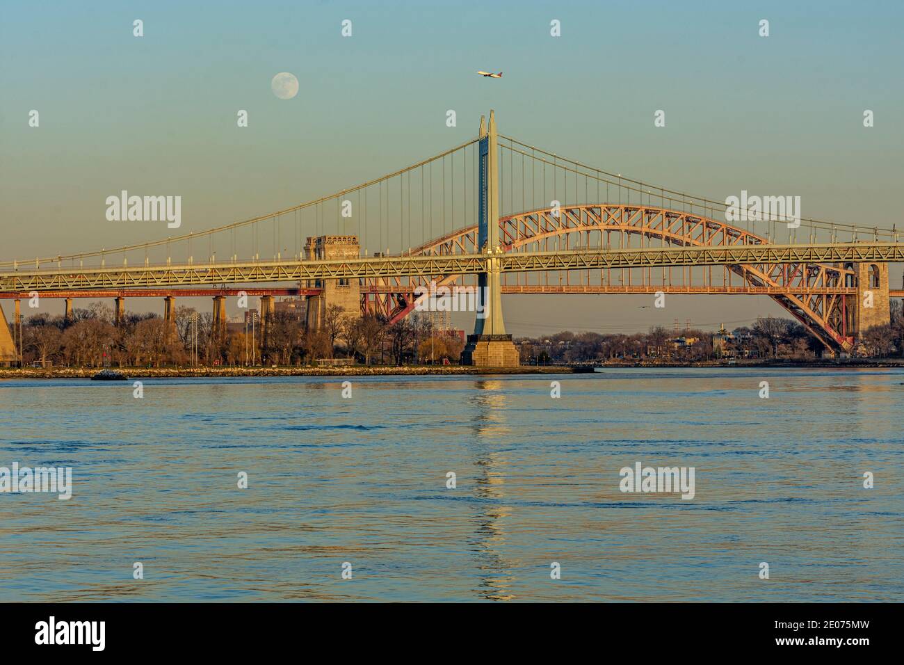 Luna che sorge sui ponti di New York City e sul Fiume Est Foto Stock
