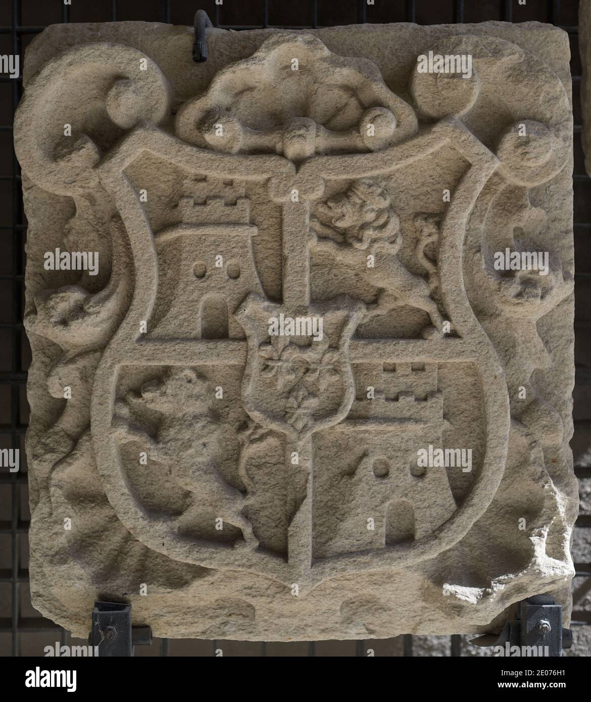 Stemma reale di Spagna con l'emblema borbonico. 18 ° secolo. Dal muro di la Coruña (Galizia, Spagna). Museo Archeologico e di Storia (Castello di San Anton). A Coruña, Galizia, Spagna. Foto Stock