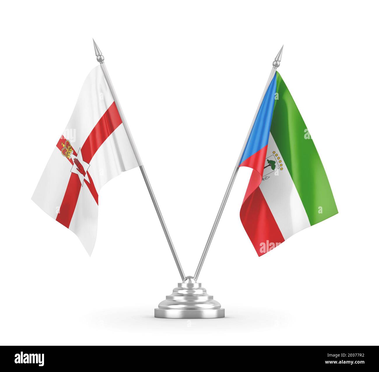 Bandiere da tavola della Guinea equatoriale e dell'Irlanda del Nord isolate su bianco Foto Stock