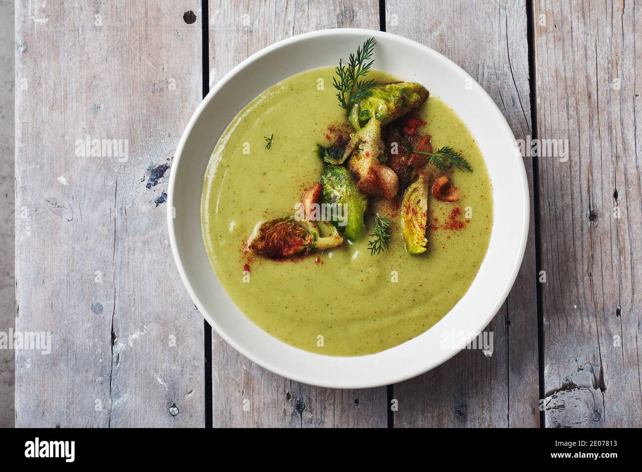 Zuppa di crema vegetale verde con broccoli e germogli di bruxelles. Foto Stock