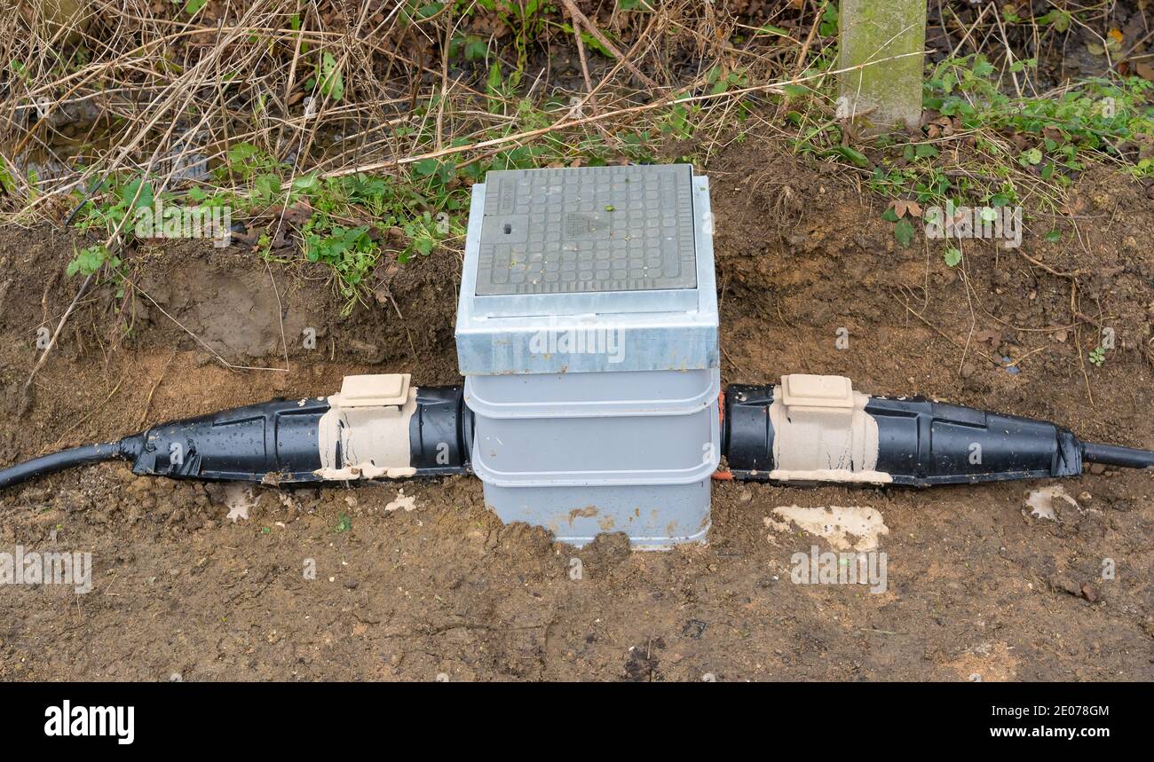 Una scatola di collegamento elettrica sotterranea installata di recente con connettori per cavi blindati. Hertfordshire. REGNO UNITO Foto Stock