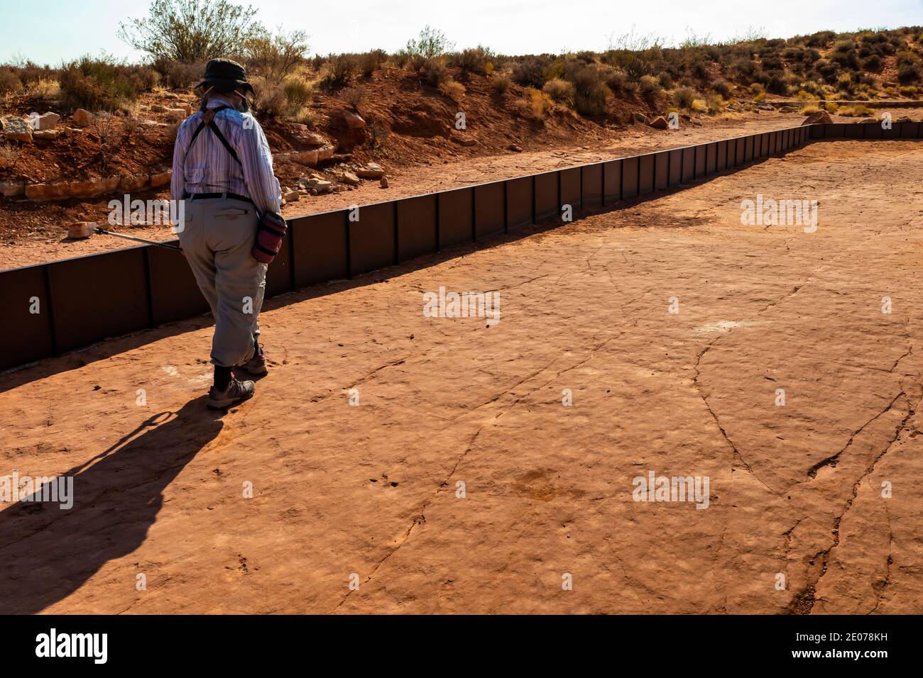 Muro di diversione per proteggere il sito dei dinosauri dalle inondazioni in flash presso il sito dei dinosauri di BLM, Warner Valley, vicino a St. George, Utah, USA Foto Stock