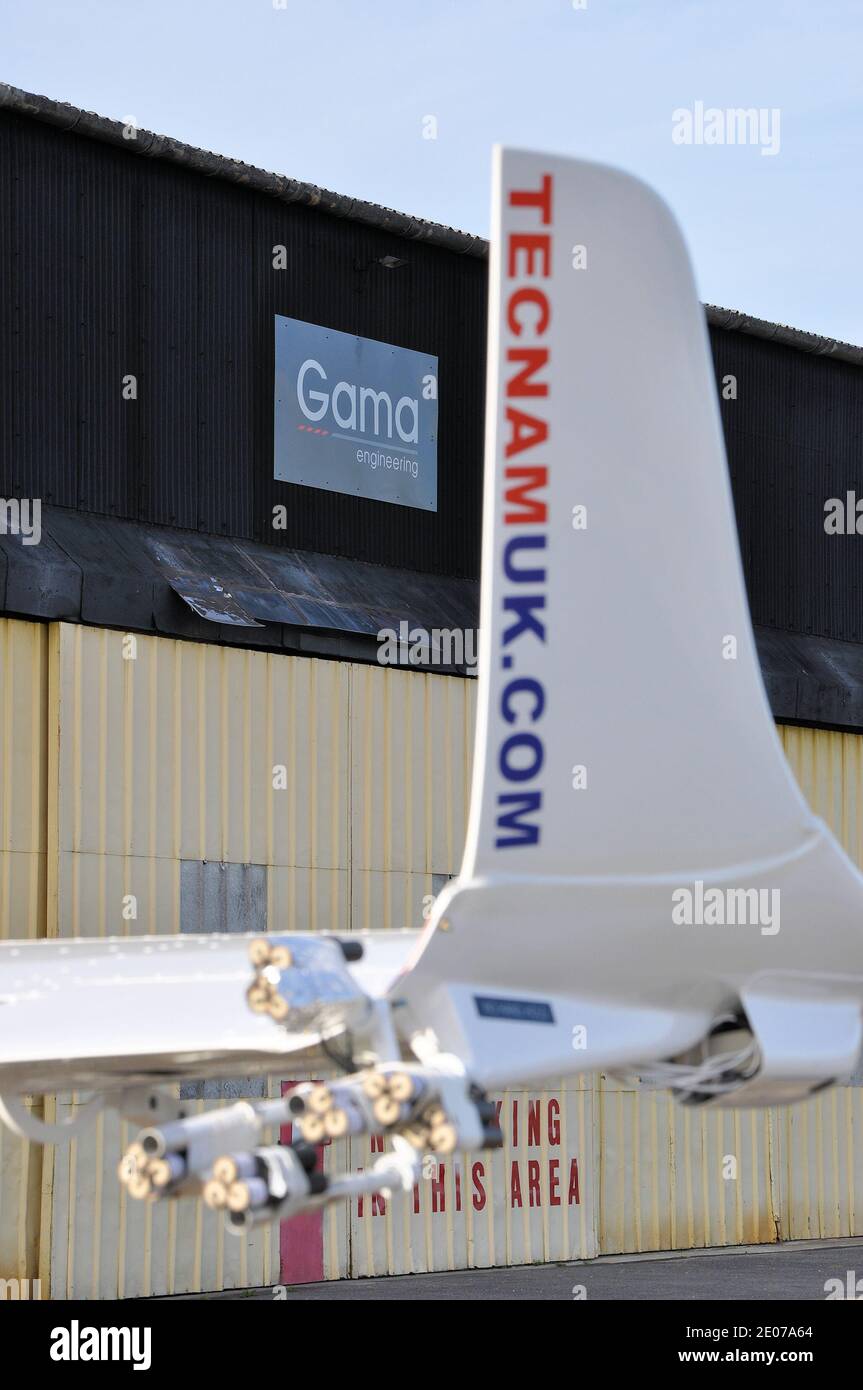 TECNAM P2006T aereo con pirotecnica montata sul fanale per uno spettacolo di luci per aprire i giochi Paralimpici 2012 a Londra, Regno Unito. Hangar Gama engineering Foto Stock TECNAM P2006T aereo con pirotecnica montata sul fanale per uno spettacolo di luci per aprire i giochi Paralimpici 2012 a Londra, Regno Unito. Hangar Gama engineering Foto Stock