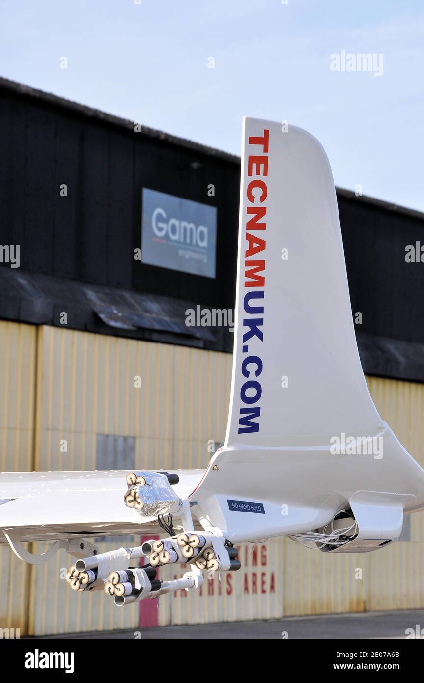 TECNAM P2006T aereo con pirotecnica montata sul fanale per uno spettacolo di luci per aprire i giochi Paralimpici 2012 a Londra, Regno Unito. Hangar Gama engineering Foto Stock TECNAM P2006T aereo con pirotecnica montata sul fanale per uno spettacolo di luci per aprire i giochi Paralimpici 2012 a Londra, Regno Unito. Hangar Gama engineering Foto Stock