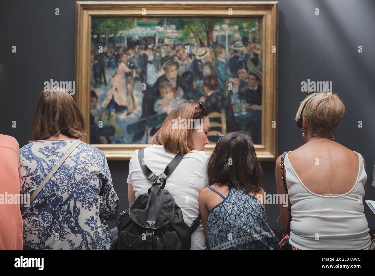 Parigi, Francia - 22 agosto 2015: I visitatori del Musee d'Orsay guardano al famoso capolavoro di Renoir "Bal du moulin de la Galette" Foto Stock