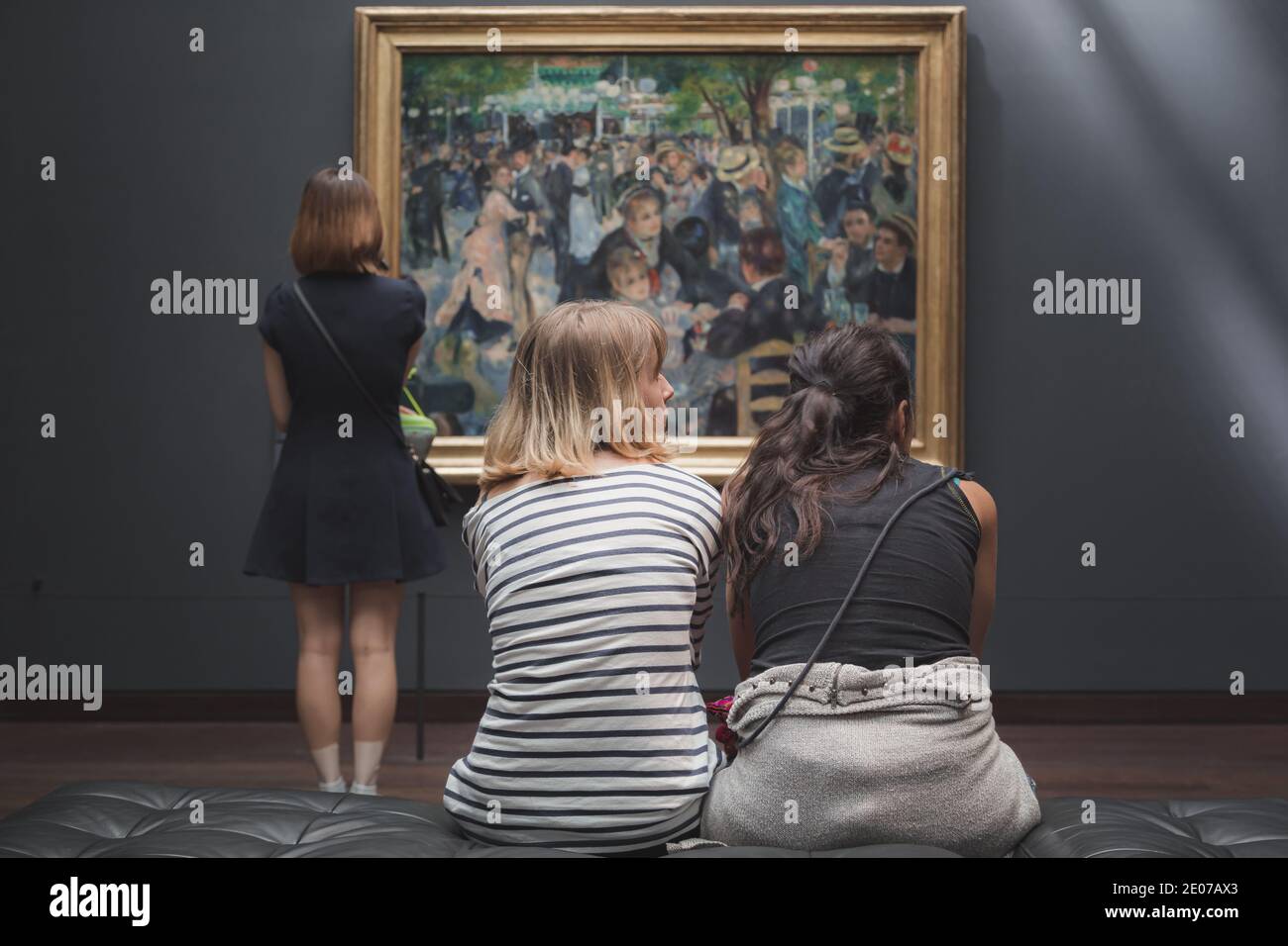 Parigi, Francia - 22 agosto 2015: I visitatori del Musee d'Orsay guardano al famoso capolavoro di Renoir "Bal du moulin de la Galette" Foto Stock