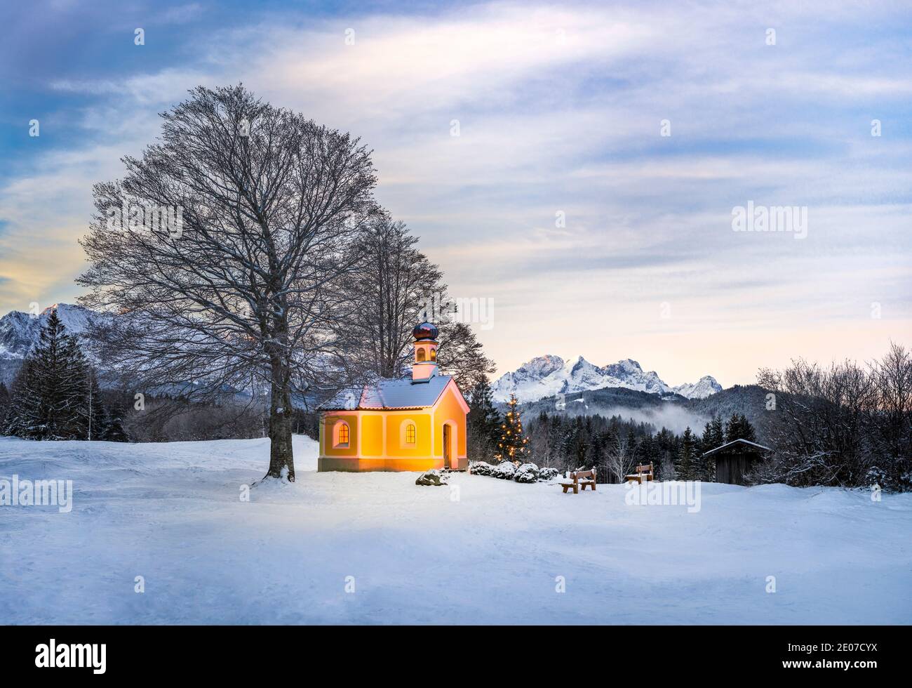 Albero di Natale vicino alla bella chiesa in montagna - alba Foto Stock