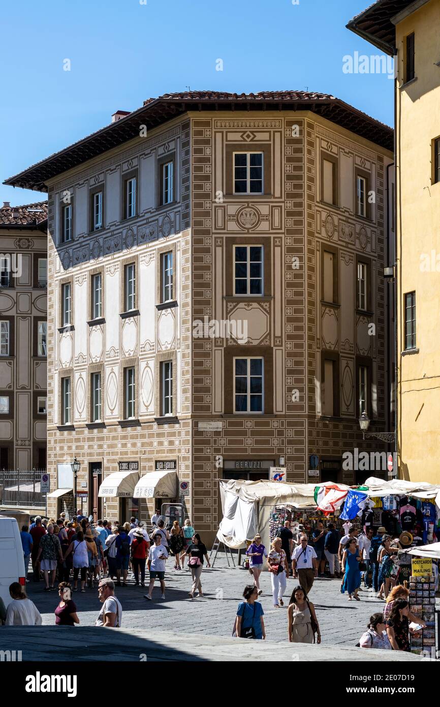 Facciata decorata di un edificio su Via Antonio Magliabechi al sole d'estate, Firenze, Italia Foto Stock