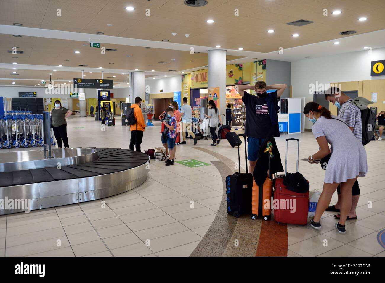 Sala arrivi dell'aeroporto con carosello bagagli e inizio della vacanza Foto Stock