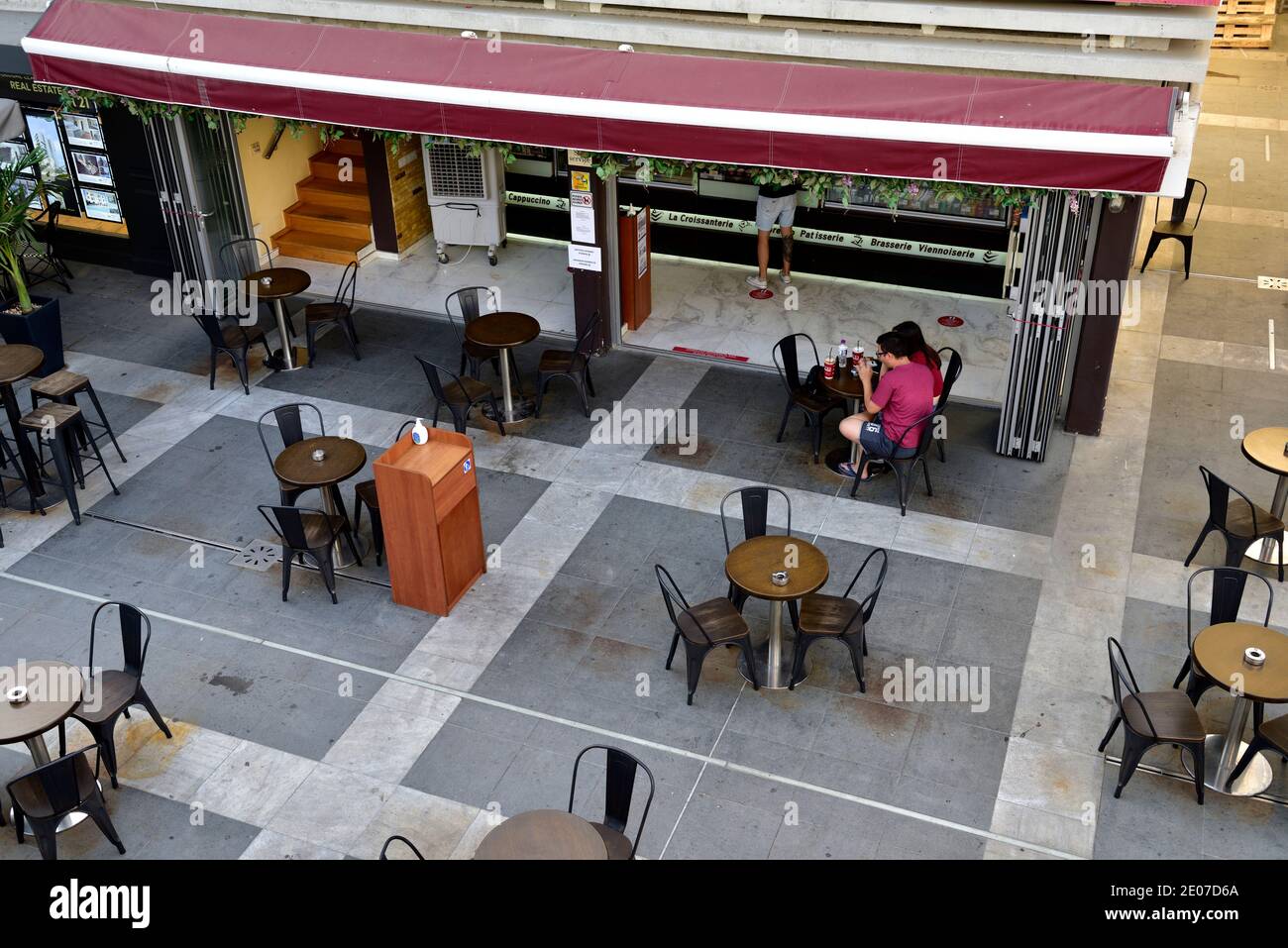 Guardando dall'alto della caffetteria (la Croissanterie) e da ristoranti all'aperto, da Plac Syntagma, Limassol Old Port, Cipro Foto Stock