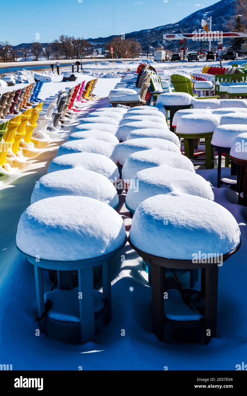 Sgabelli di legno allineati per la vendita in neve fresca; negozio al dettaglio; Poncha Springs; Colorado; USA Foto Stock Sgabelli di legno allineati per la vendita in neve fresca; negozio al dettaglio; Poncha Springs; Colorado; USA Foto Stock