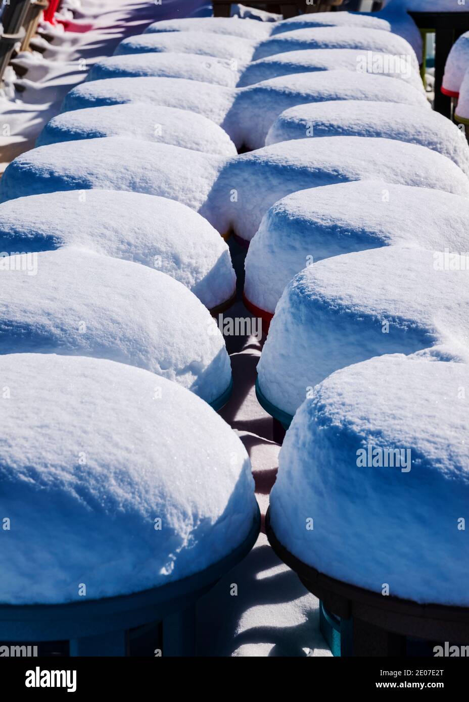 Sgabelli di legno allineati per la vendita in neve fresca; negozio al dettaglio; Poncha Springs; Colorado; USA Foto Stock Sgabelli di legno allineati per la vendita in neve fresca; negozio al dettaglio; Poncha Springs; Colorado; USA Foto Stock