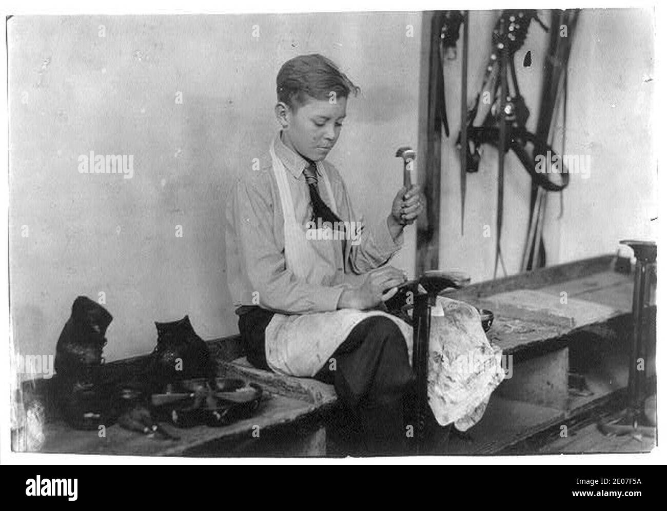 Imparare a fare le scarpe. Scuola di formazione per sordomuti. Vedere 4843-4851. Foto Stock