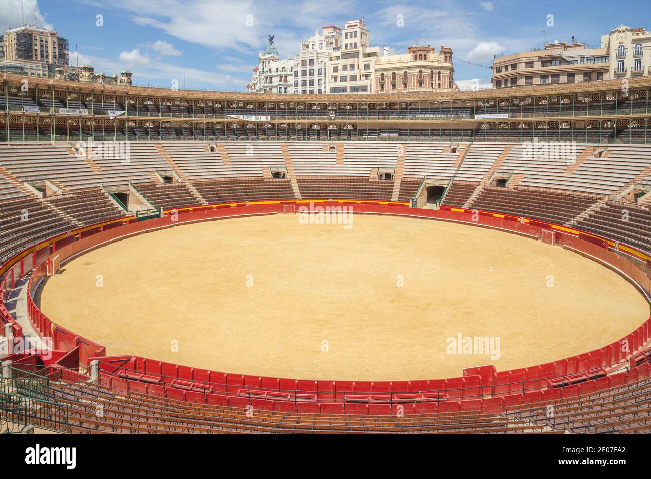 Valencia, Spagna - Aprile 16 2015: Uno sguardo interno a una vuota Plaza de Toros che ospita il controverso sport spettatore della corrida. Foto Stock