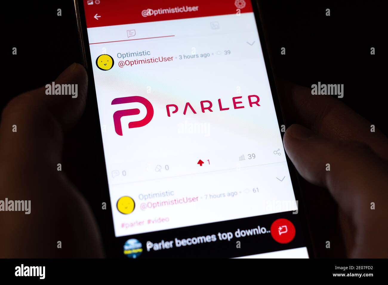 Parler social media su smartphone in mani il 24 dicembre 2020 a San Pietroburgo, Russia. Foto Stock