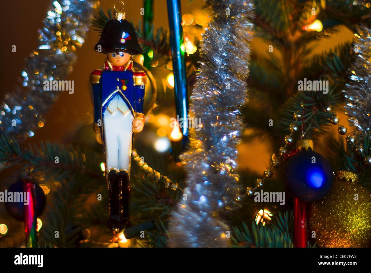 Bauble del soldato napoleonico francese di fanteria appeso su un albero di Natale. Sfondo invernale stagionale con i giocattoli di Natale closeup sull'albero. Foto Stock