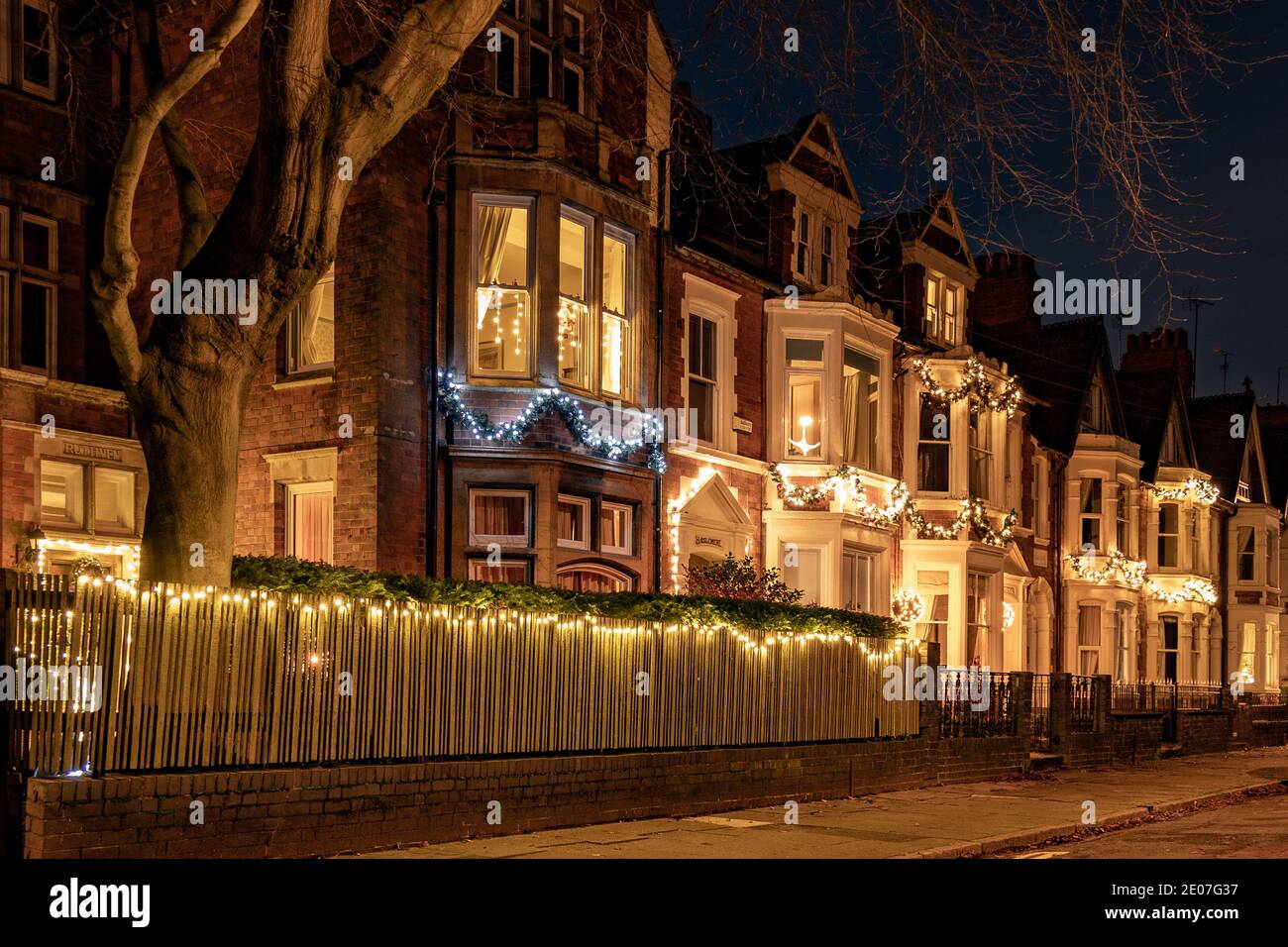 Accoglienti case a schiera con vista sulla baia in Inghilterra a Natale Foto Stock