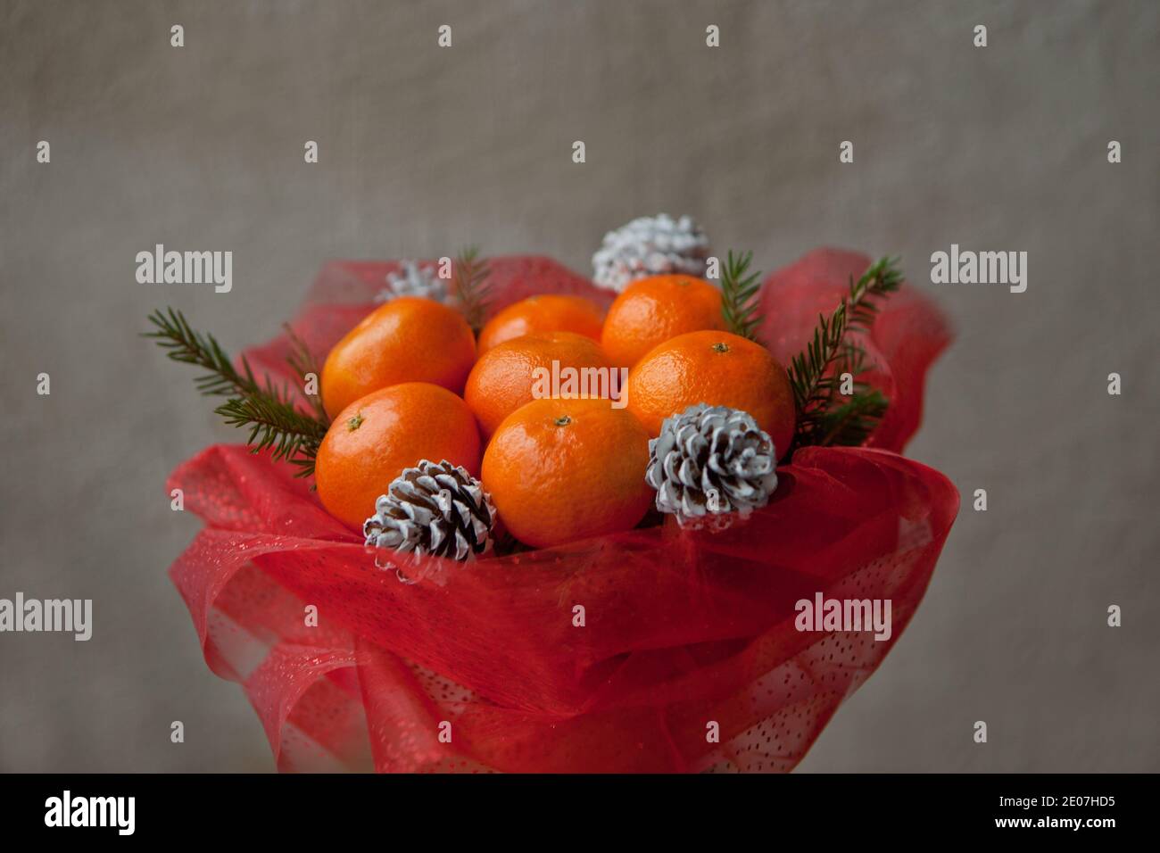 Bouquet di mandarini e rami di albero di Natale. Profumo di frutta commestibile di Capodanno. Regalo di Natale. Regalo fai da te. Regalo utile fatto di frutta. Arredamento Foto Stock