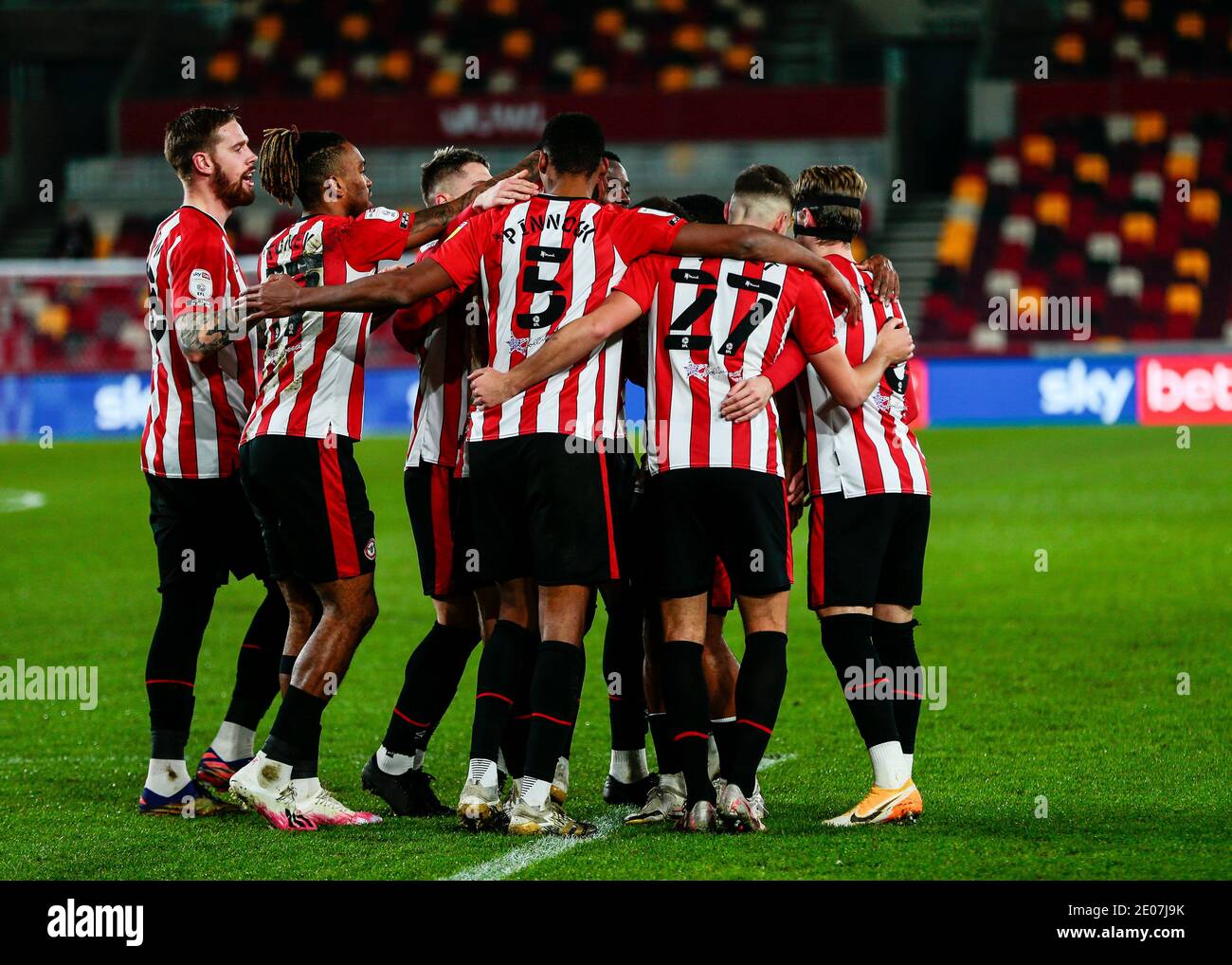 Brentford Community Stadium, Londra, Regno Unito. 30 dicembre 2020. Campionato di calcio della Lega inglese, Brentford FC contro Bournemouth; la squadra di Brentford festeggia come Henrik Dalsgaard di Brentford punteggi con un eccellente obiettivo Credit: Action Plus Sports/Alamy Live News Foto Stock