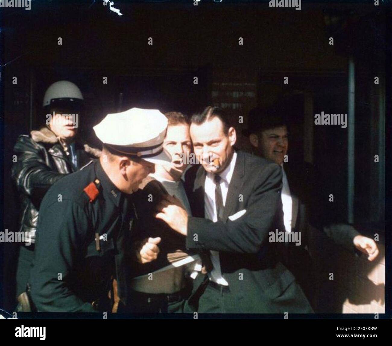 Lee Harvey Oswald arrestato al Texas Theatre di Dallas, Texas, 22 novembre 1963. Foto Stock