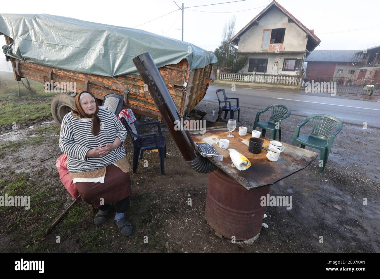 (201230) -- MARIN BROD (CROAZIA), 30 dicembre 2020 (Xinhua) -- UNA donna si siede da una stufa dopo aver trascorso la notte all'aperto per paura di terremoti a Marin Brod, Croazia, il 30 dicembre 2020. Potenti scosse di assestamento hanno continuato a colpire la Croazia centrale mercoledì, un giorno dopo un terremoto di 6.4 magnitudo ha devastato città e villaggi a circa 50 chilometri a sud-est della capitale Zagabria, uccidendo sette persone e ferendo decine. (Robert Anic/Pixsell via Xinhua) Credit: Xinhua/Alamy Live News Foto Stock