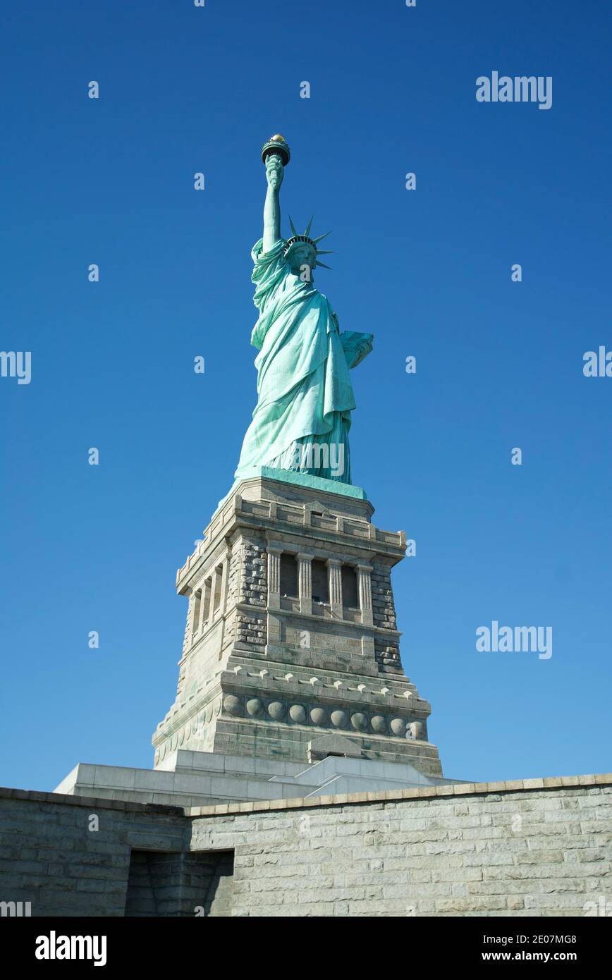 Vista ravvicinata della Statua della libertà, della Statua di New York City, da Liberty Island, New York, New York. Vista dal basso, primo piano della Statua. Foto Stock