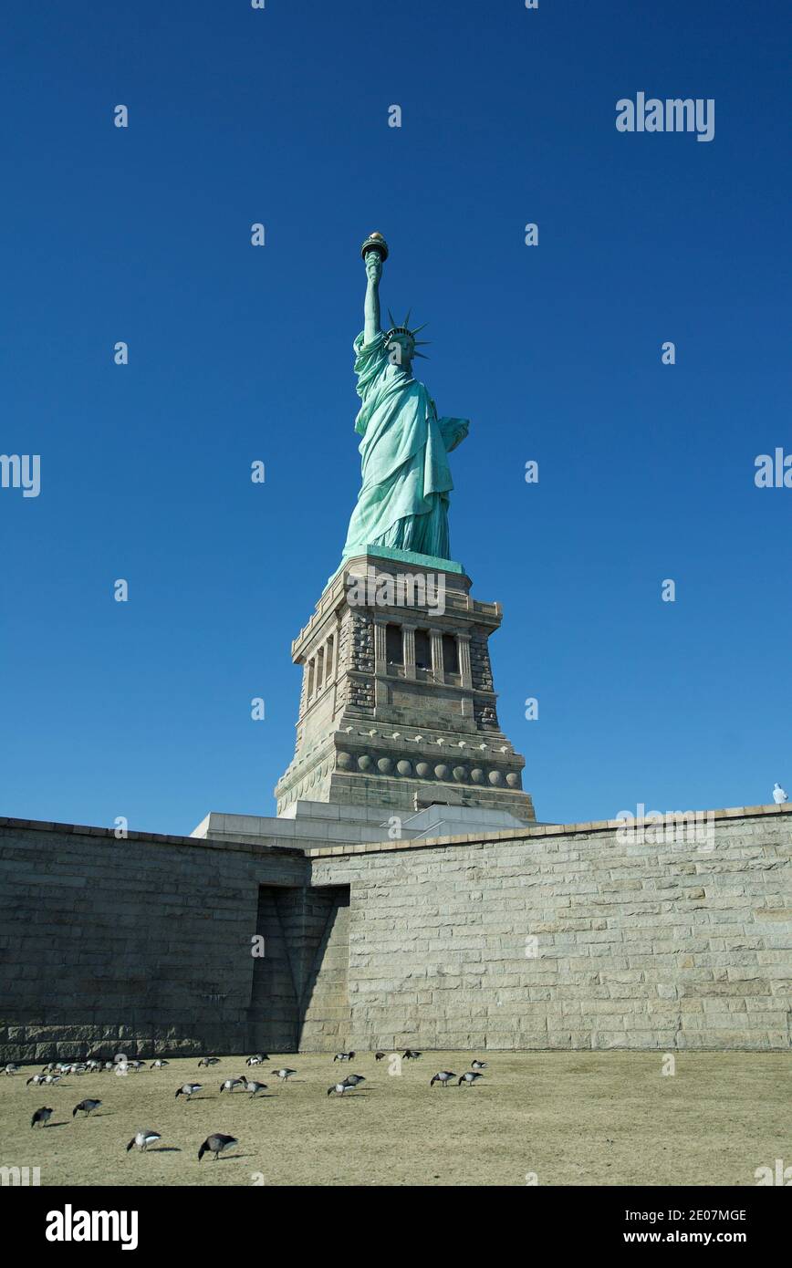 Vista ravvicinata della Statua della libertà, della Statua di New York City, da Liberty Island, New York, New York. Vista dal basso, primo piano della Statua. Foto Stock