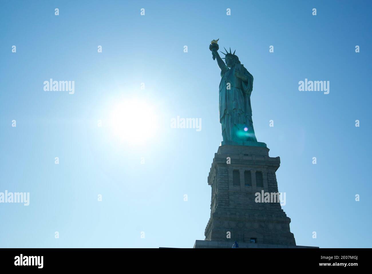 Silhouette della Statua della libertà, New York City, a Liberty Island, New York, New York. Vista dal basso, con il sole dietro la statua, una silhouette. Foto Stock