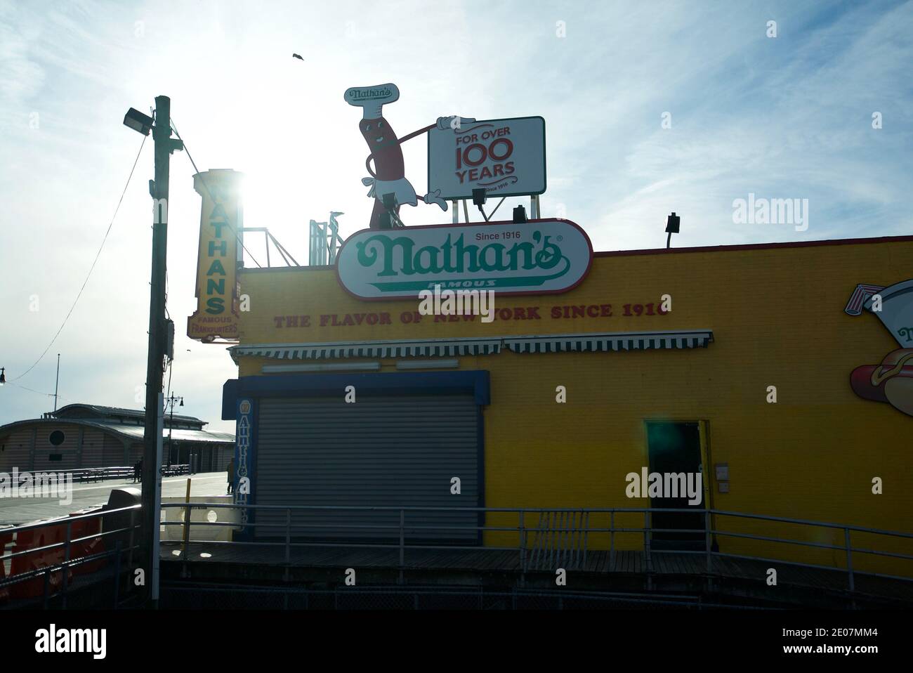 Nathan's Famous Hot Dogs Restaurant, Coney Island, New York. Sun Shining, Store chiuso, Blue Sky, Shutters Down. Foto Stock