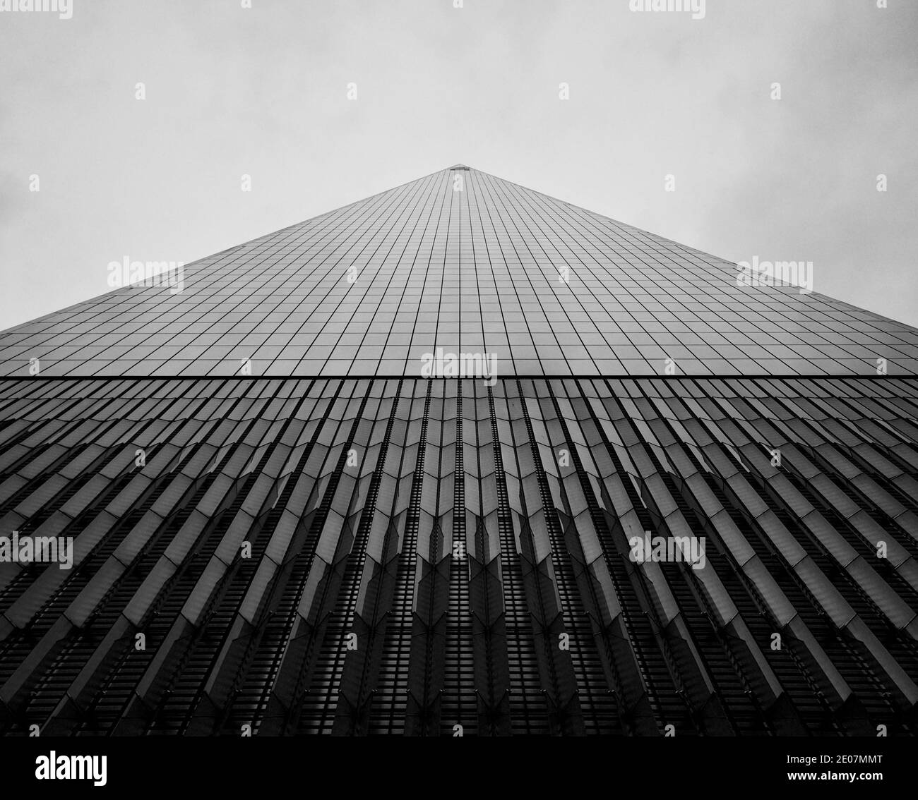 La vista si affaccia sull'One World Trade Centre, New York. One World Trade Center guardando in alto. Vista dal basso, New York City. Centro commerciale. Foto Stock