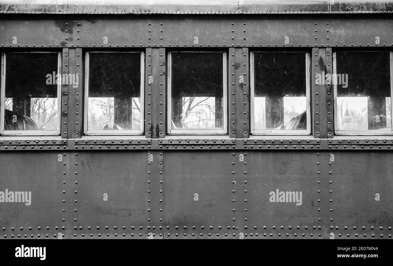 Vagone ferroviario vuoto d'epoca e abbandonato sul treno tracce Foto Stock