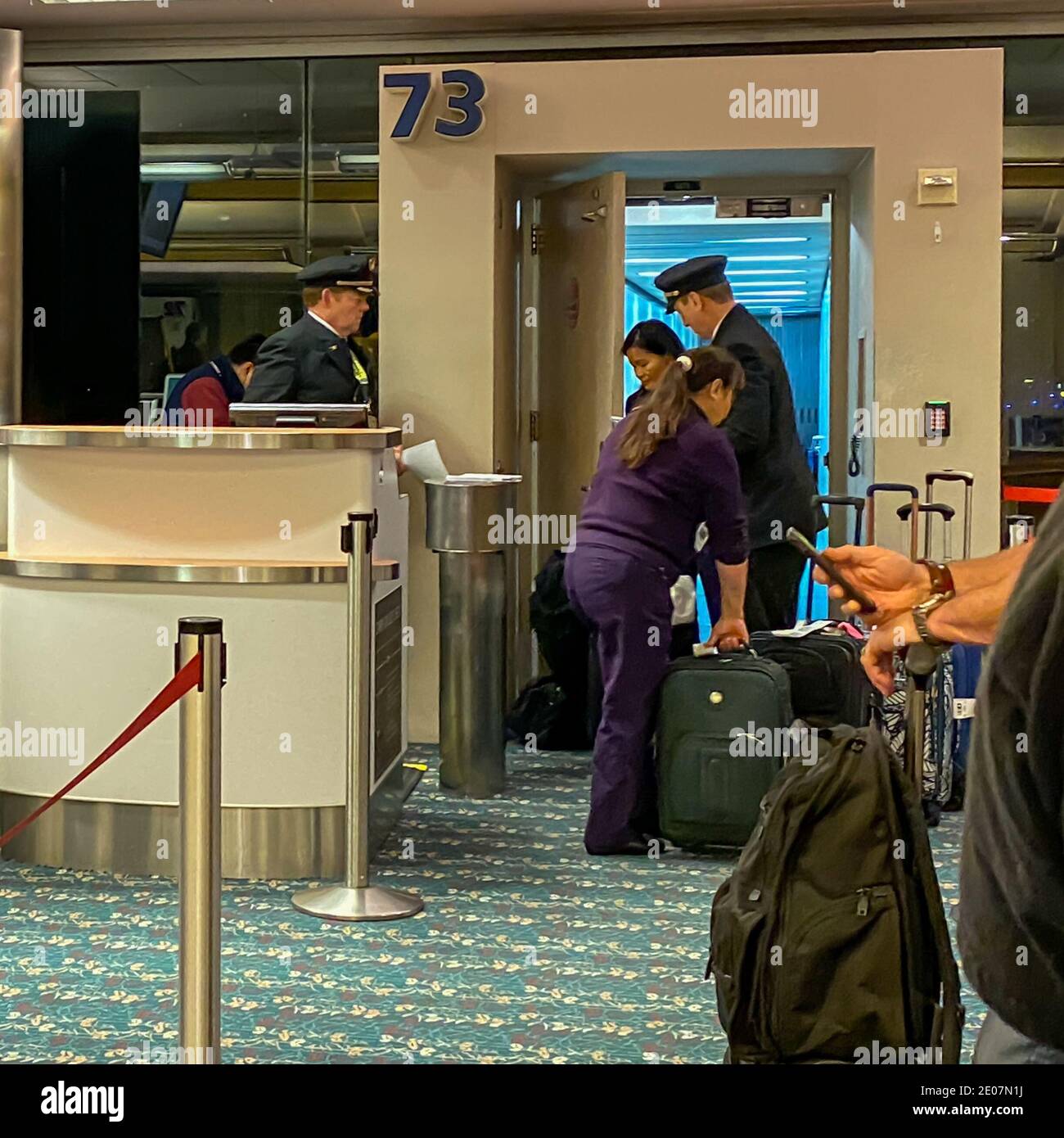 Orlando, FL USA - 19 febbraio 2020: I piloti in una porta Delta si preparano a volare verso la loro destinazione all'aeroporto internazionale di Orlando. Foto Stock