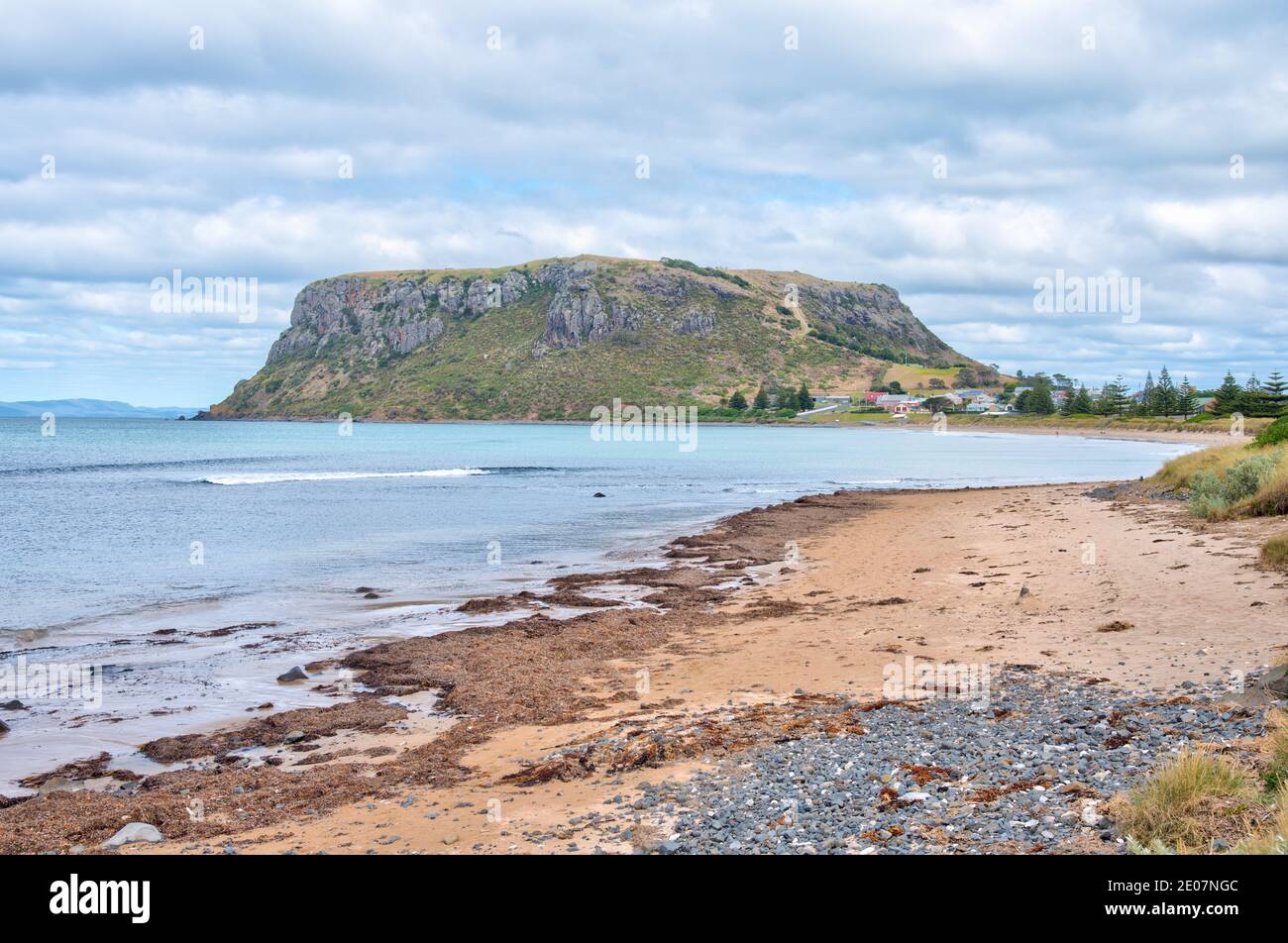 Stanley in Tasmania visto dietro una spiaggia, Australia Foto Stock