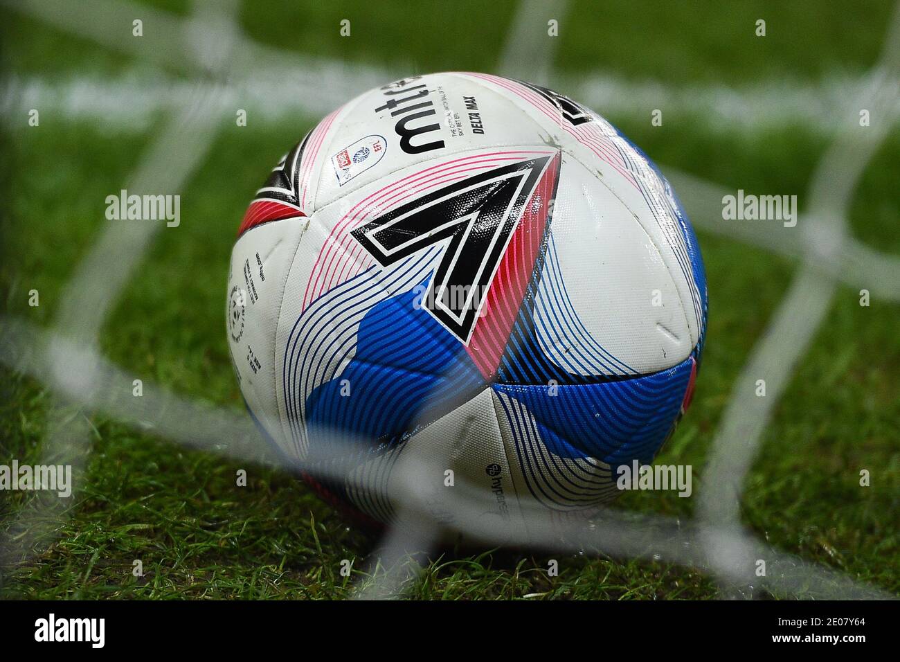 STOKE ON TRENT, INGHILTERRA. 29 DICEMBRE Vista dettagliata del calcio Mitre Delta Max durante lo Sky Bet Championship match tra Stoke City e Nottingham Forest al Britannia Stadium di Stoke-on-Trent martedì 29 Dicembre 2020. (Credit: Jon Hobley | MI News) Credit: MI News & Sport /Alamy Live News Foto Stock