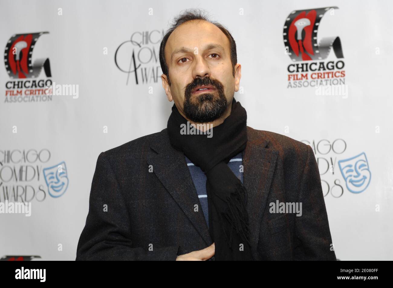 Parlando attraverso un interprete, Asghar Farhadi (a sinistra) ha accettato il premio per il miglior film straniero, 'A Separation', che ha diretto durante il 23° annuale Chicago Film Critics Awards presso la Broadway Playhouse at Water Tower Place a Chicago, il, USA, il 07 gennaio 2012. Foto di Cindy Barrymore/ABACAPRESS.COM Foto Stock