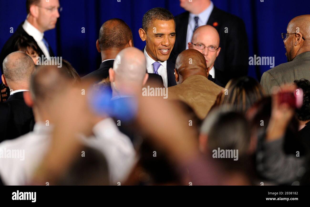 Il presidente DEGLI STATI UNITI Barack Obama saluta i dipendenti dell'Agenzia per la protezione ambientale dopo aver inviato loro osservazioni di ringraziamento all'EPA di Washington, DC, USA il 10 gennaio 2012. Foto di Mike Theiler/Pool/ABACAPRESS.COM Foto Stock