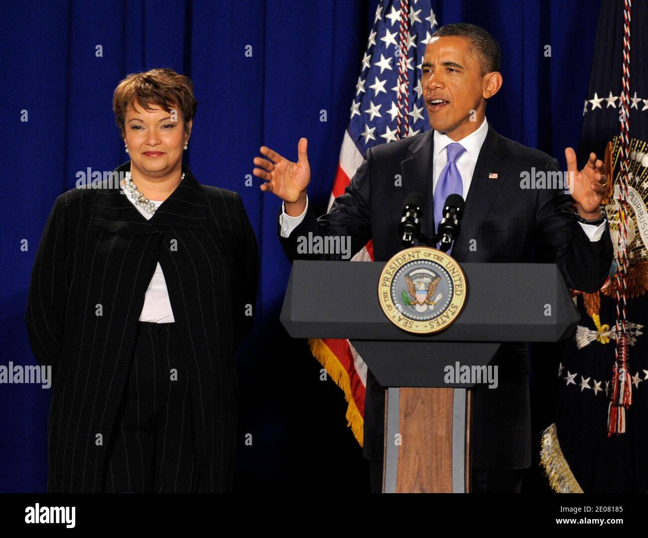 Il presidente DEGLI STATI UNITI Barack Obama consegna i commenti di ringraziamento ai dipendenti dell'Agenzia per la protezione ambientale come amministratore dell'EPA Lisa Jackson ascolta a Washington, DC, USA il 10 gennaio 2012. Foto di Mike Theiler/Pool/ABACAPRESS.COM Foto Stock