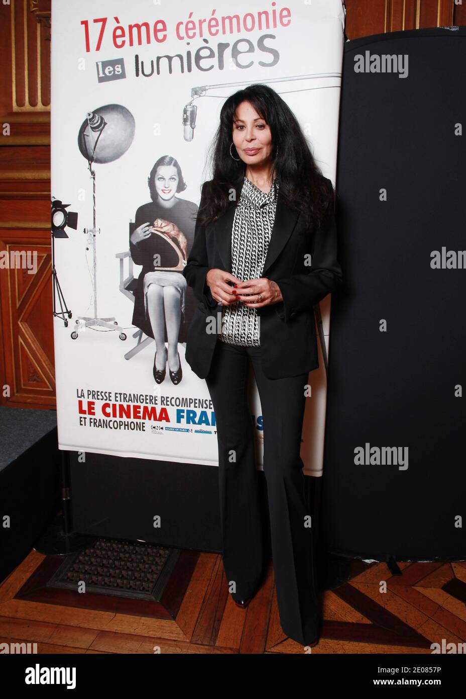 ESCLUSIVO. Yamina Benguigui si pone per la nostra fotografa durante la cerimonia di premiazione dei Lumieres a Parigi, in Francia, il 13 gennaio 2012. Foto di Denis Guignebourg/ABACAPRESS.COM? Foto Stock
